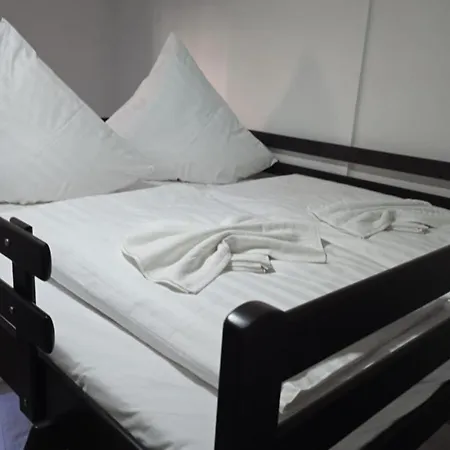 Apartamento Nostalgie - Perle Plauen-zentrum & S-bahn Naehe Fuer Bis Zu 6 Personen Im Eg, Sehr Ruhige Lage & Ebk & Pkw-stellplatz Plauen