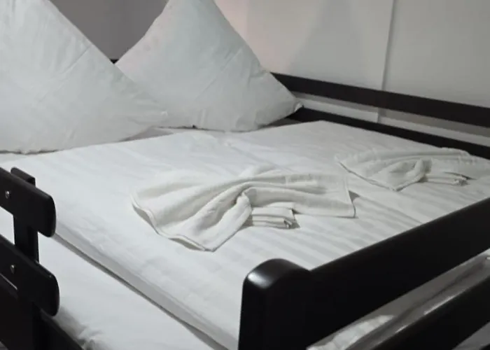 Lejlighed Nostalgie - Perle Plauen-zentrum & S-bahn Naehe Fuer Bis Zu 6 Personen Im Eg, Sehr Ruhige Lage & Ebk & Pkw-stellplatz Plauen